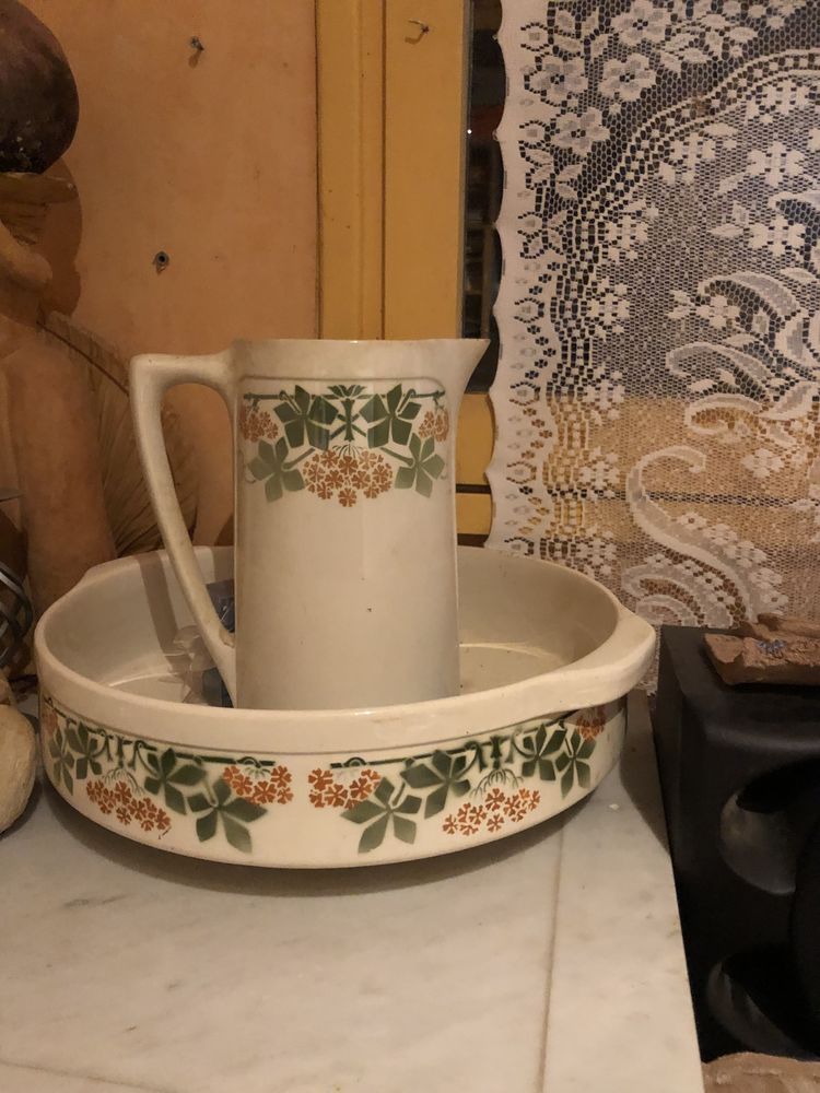 ancien n�cessaire de toilette en fa�ence (cuvette et broc) 20 Chuzelles (38)