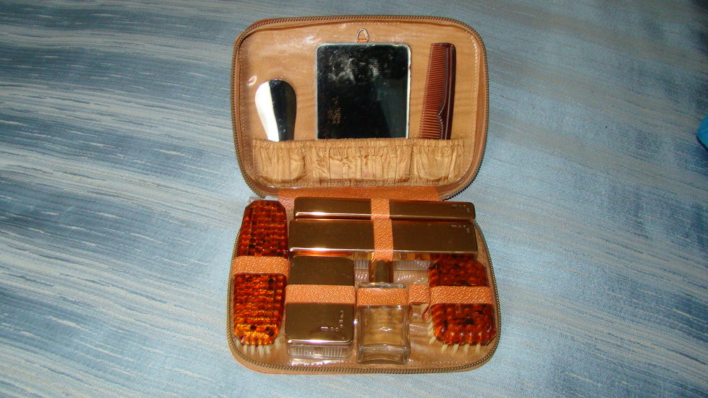 Ancien n�cessaire de voyage en cuir -  ann�es 1950
40 Gargenville (78)