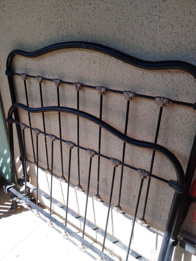 Lit ancien en fer ouvrag� 100 Viviers (07)