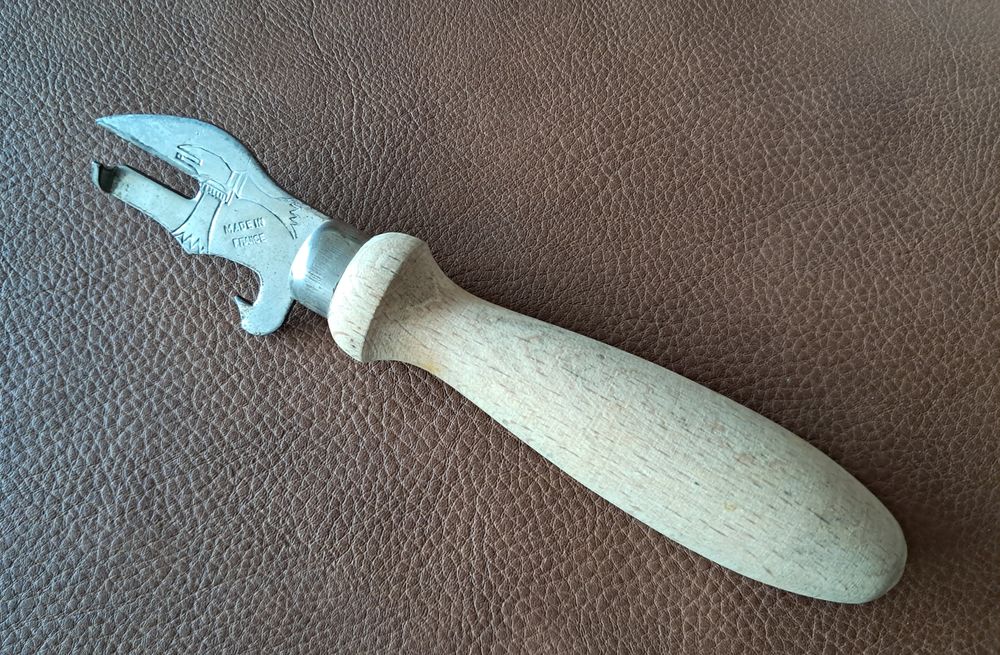 ancien ouvre-boite METEOR 
en m�tal et bois 
Made in France 5 Carnon Plage (34)