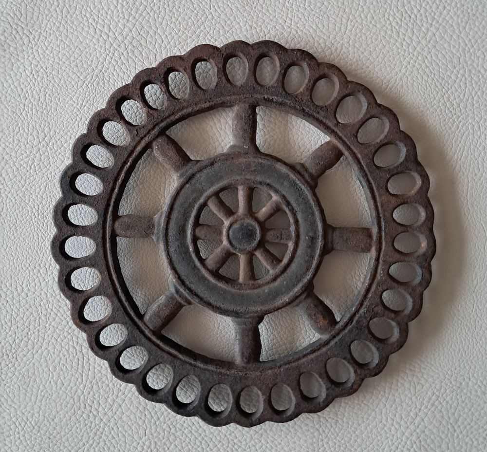 ancien petit dessous de plat en fonte barre de navigation 6 Carnon Plage (34)