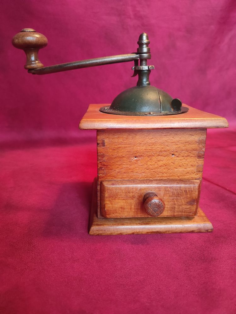 Ancien petit moulin � caf� 20 Avermes (03)