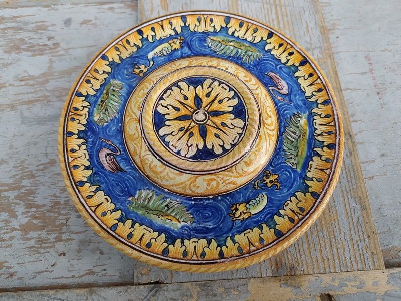 Ancien Petit Plat Nevers D�cor aux Dauphins et Cygnes 25 Loches (37)