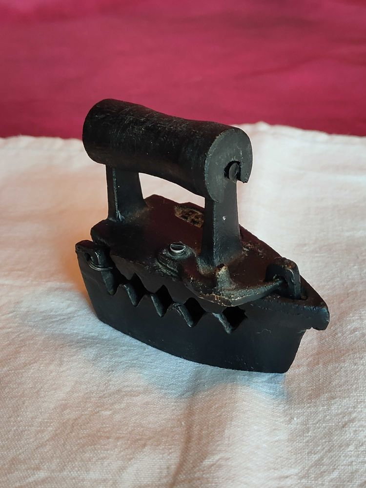 Ancien petit fer �  repasser en fonte ( n�57) 15 Avermes (03)