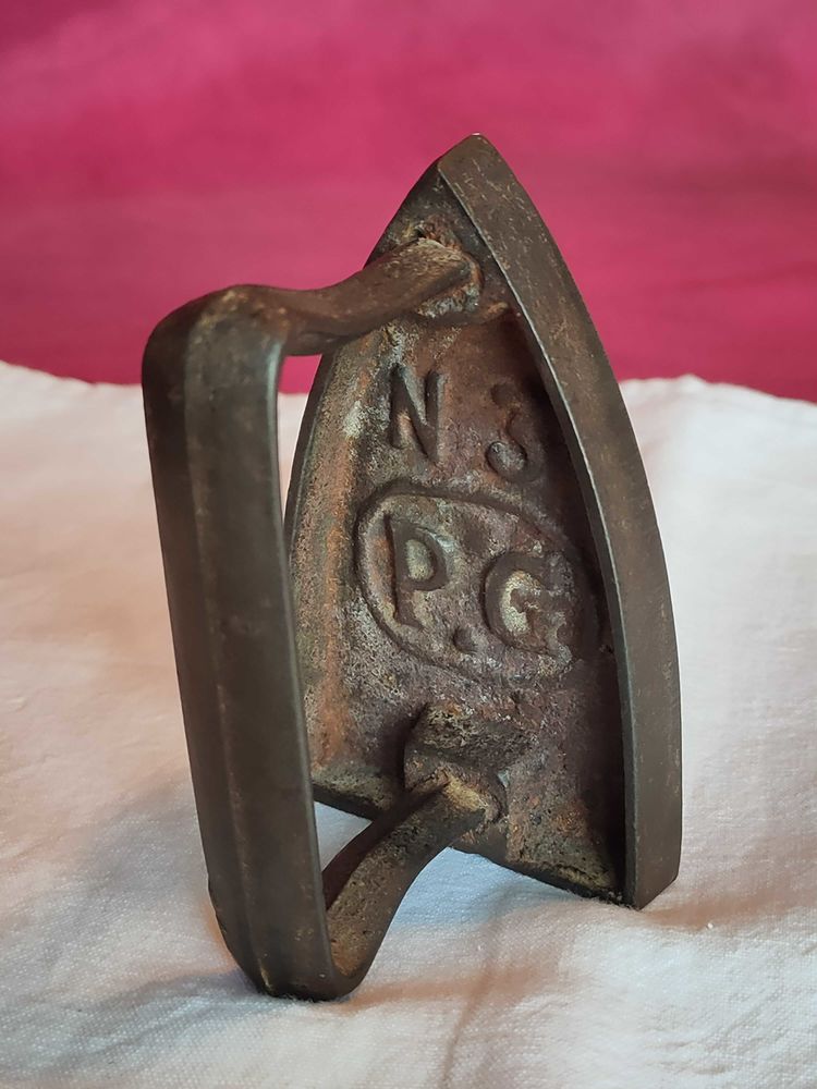 Ancien petit fer �  repasser en fonte ( n�58) 15 Avermes (03)