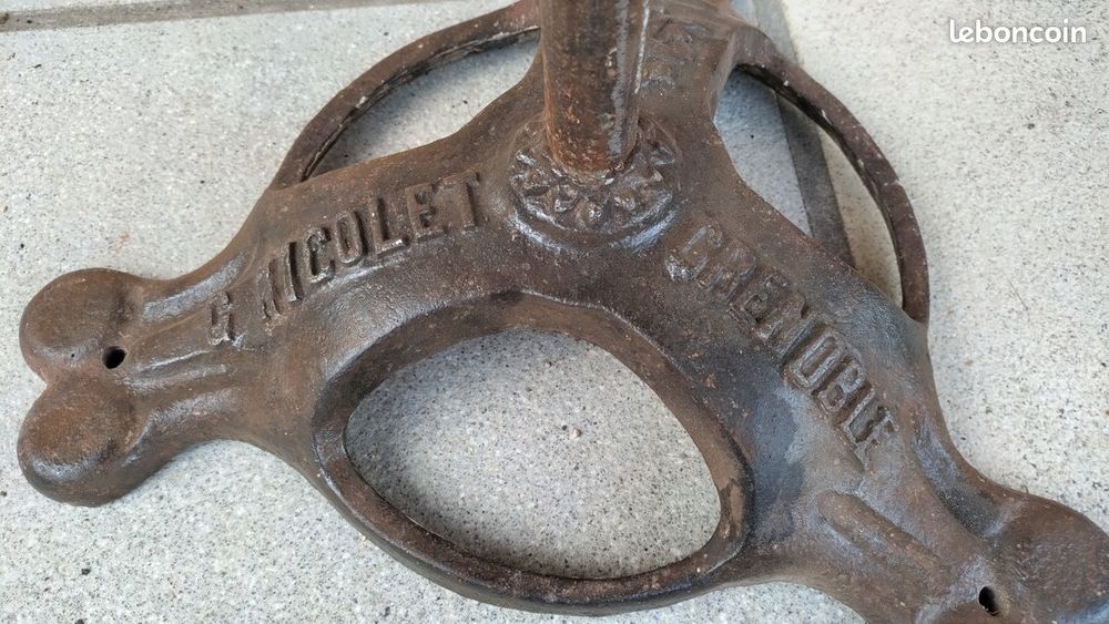 ANCIEN PIED TABLE NICOLLET 80 Saint-Germain-Laprade (43)