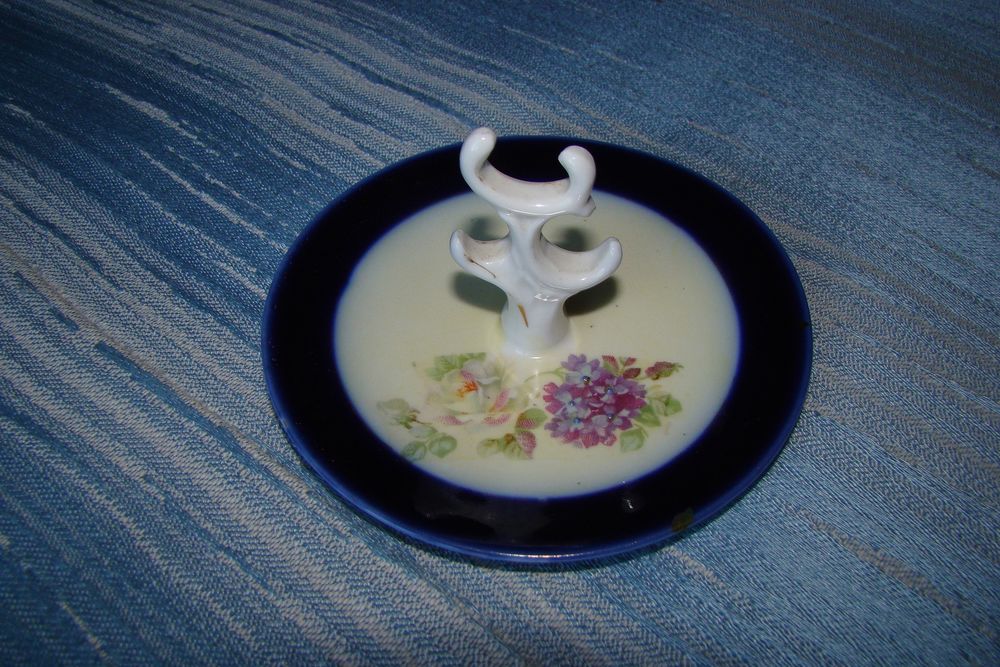 Ancien porte-bijoux en porcelaine circa 1930
20 Gargenville (78)