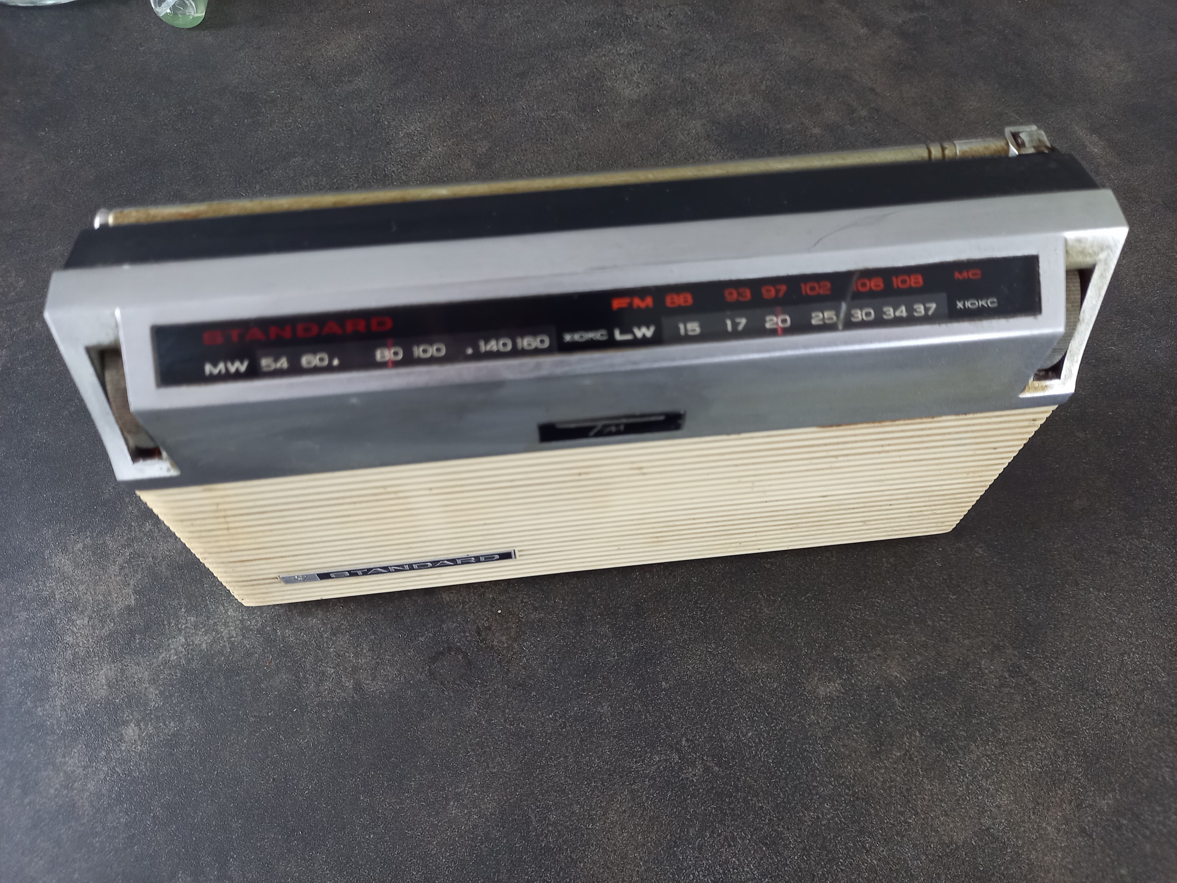 Ancien poste radio Standard Radio Corp Japan SR-Q832FL 30 Boisset-et-Gaujac (30)