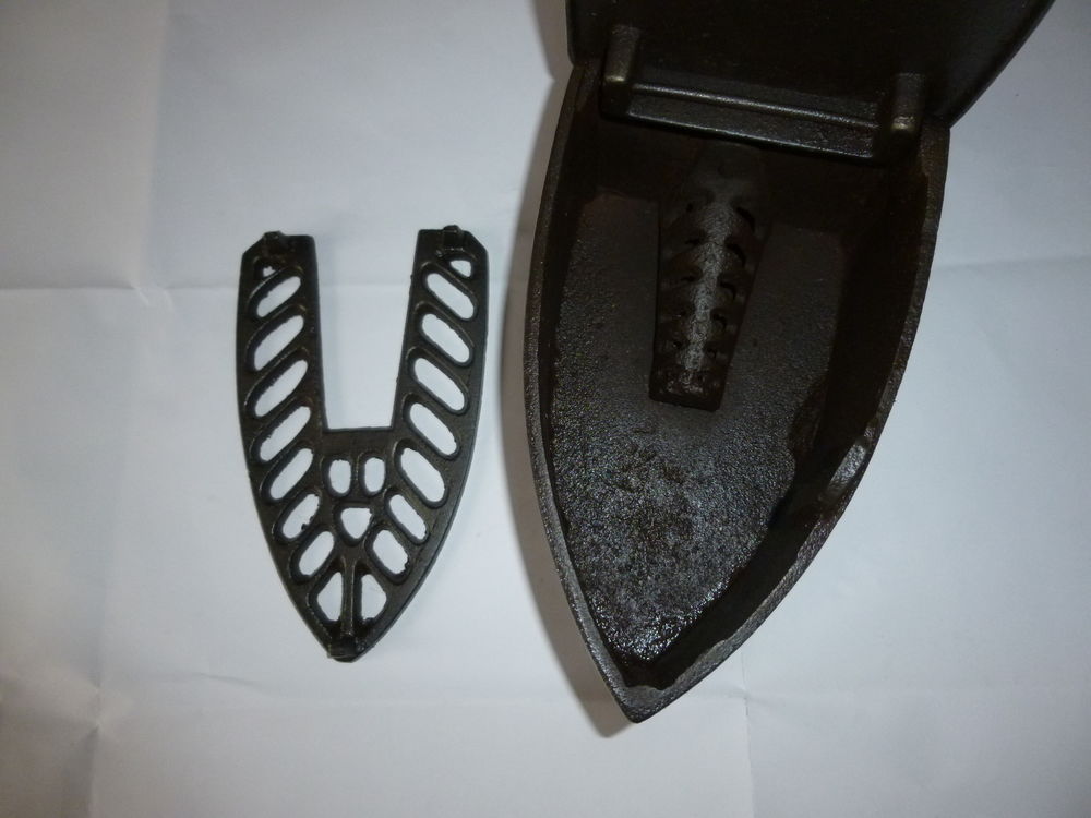 ANCIEN FER A REPASSER A BRAISE EN FONTE . 19e SIECLE . 15 Urb�s (68)