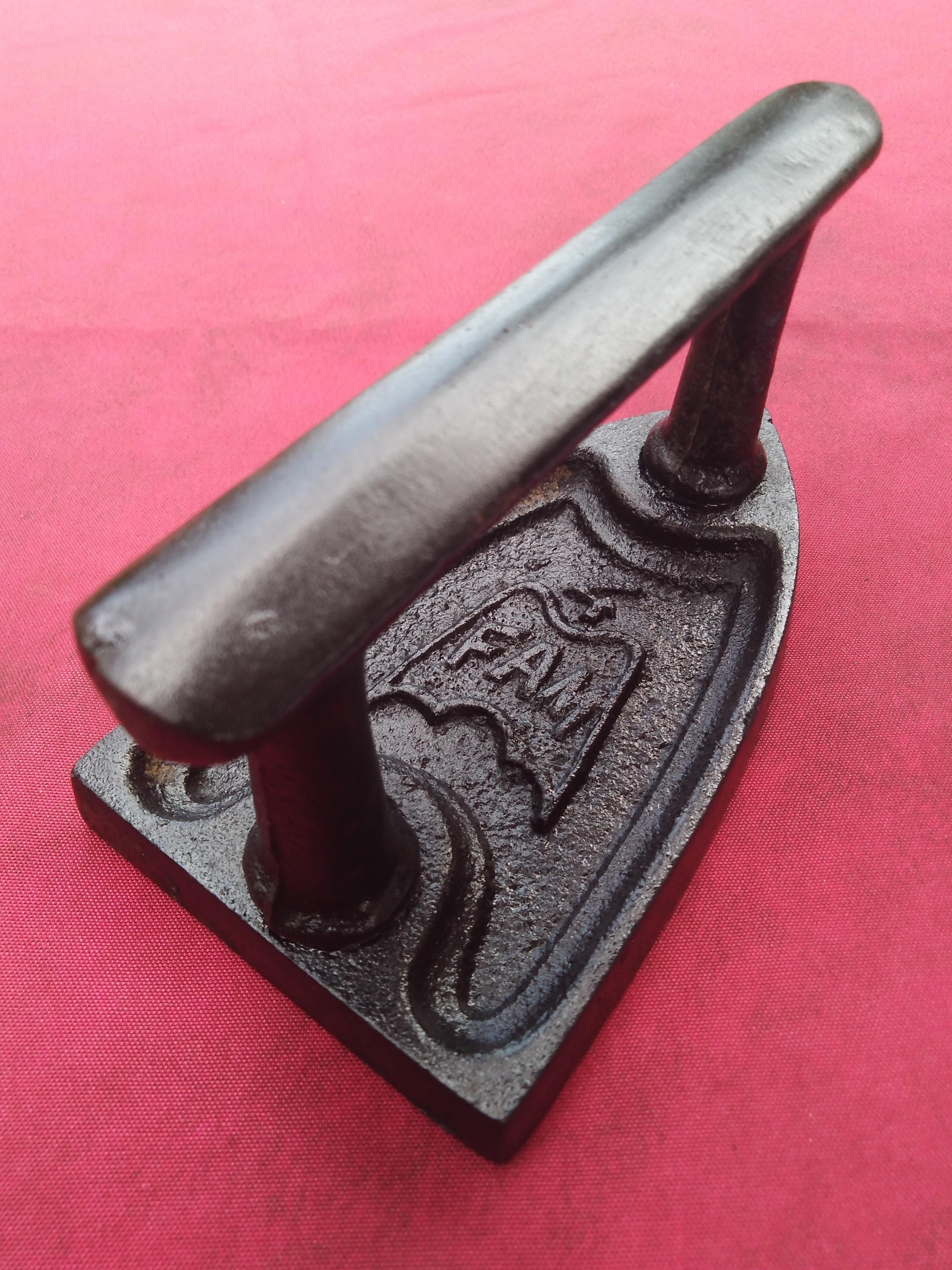 Ancien fer � repasser longueur 15 cm FAM (38) 10 Avermes (03)