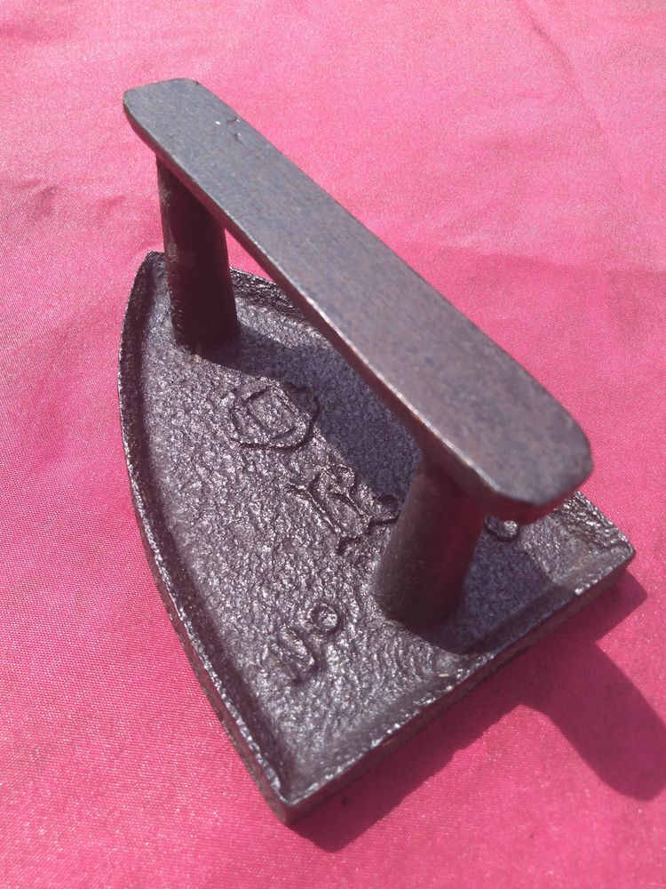 Ancien fer � repasser longueur 15 cm n�6 R et ancre marine 5 Avermes (03)