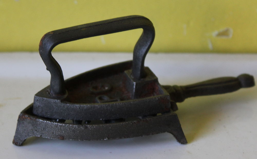 ANCIEN FER � repasser MINIATURE & son SUPPORT JOUET POUPEE v 35 Issy-les-Moulineaux (92)
