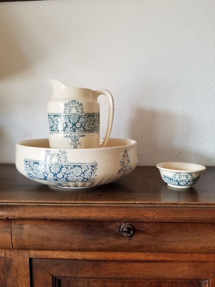 ancien service de toilette . 80 Lamanon (13)