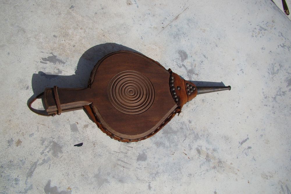 Ancien soufflet de chemin�e en bois et cuir
20 Gargenville (78)