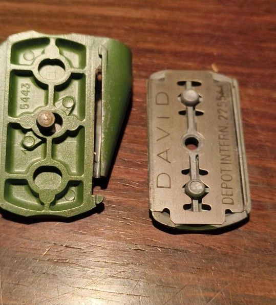 Ancien taille crayon manuel 15 Urzy (58)