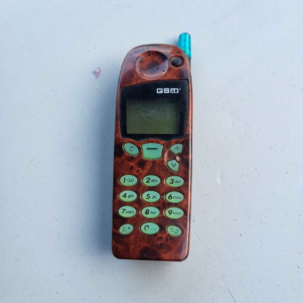 ancien t�l�phone portable Nokia 50 La Farl�de (83)