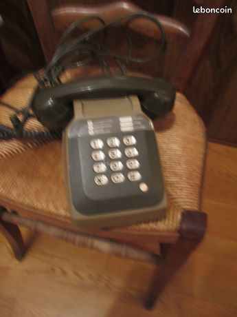 Ancien téléphone vert  et son écouteur  VINTAGE 25 Mérignies (59)