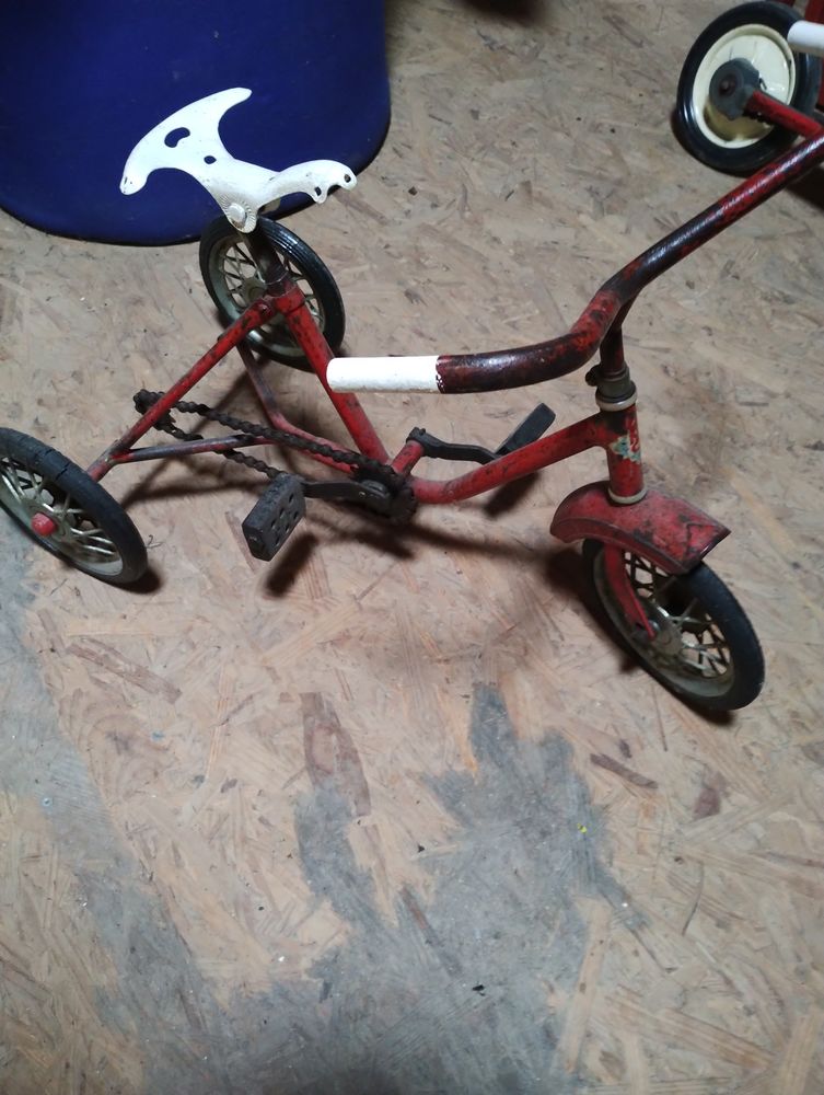 Ancien tricycle vintage 25 Saint-Saturnin-du-Limet (53)