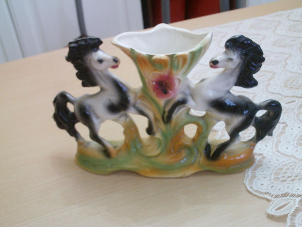 Ancien vase 2 chevaux porte fleur  porcelaine N�920 10 Beaune (21)