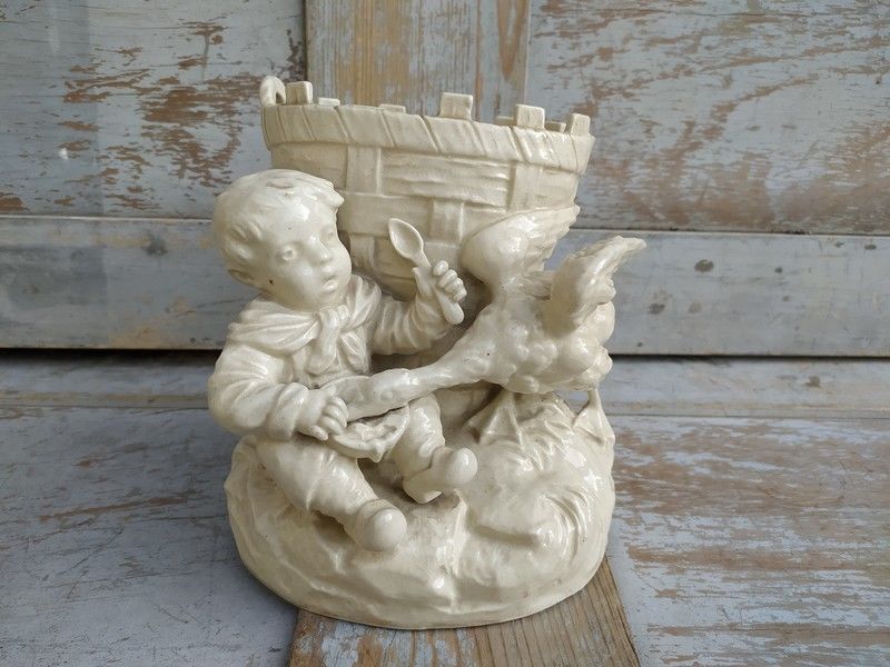 Ancien Vase Fa�ence Blanche Oie Volant le Gouter d'un Enfant 38 Loches (37)