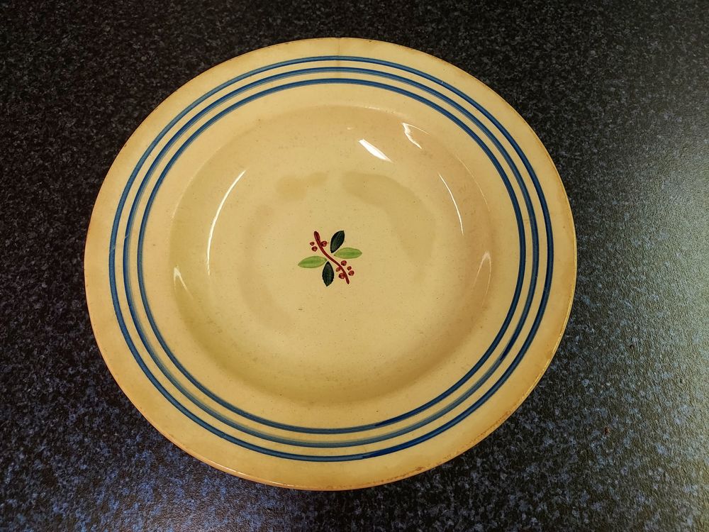 Ancienne assiette creuse collector Faience de GIens Yvonne 5 Montigny-aux-Amognes (58)