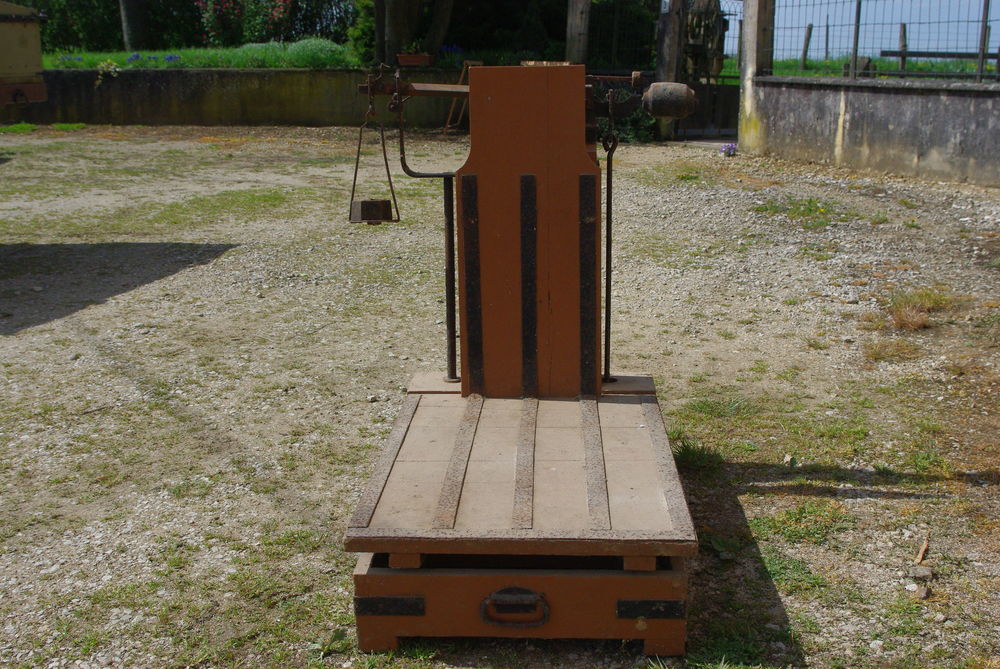 ANCIENNE BASCULE 220 Genevri�res (52)