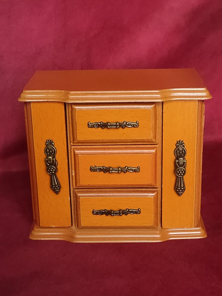 Ancienne boite � bijoux en bois (n�1) 10 Avermes (03)