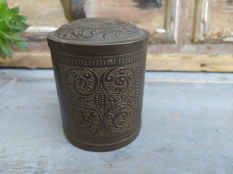 Ancienne Boite Indienne Laiton Cisel� �l�phant Inde 
22 Loches (37)