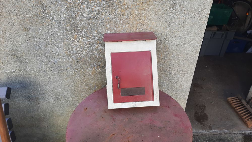 Ancienne bo�te aux lettres 20 Auvers-Saint-Georges (91)