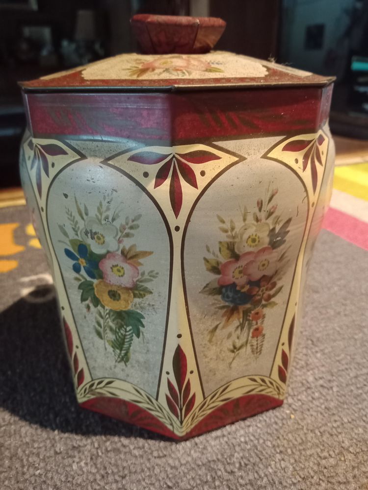 Ancienne boite en m�tal octogonale �poque 1900 50 Nice (06)