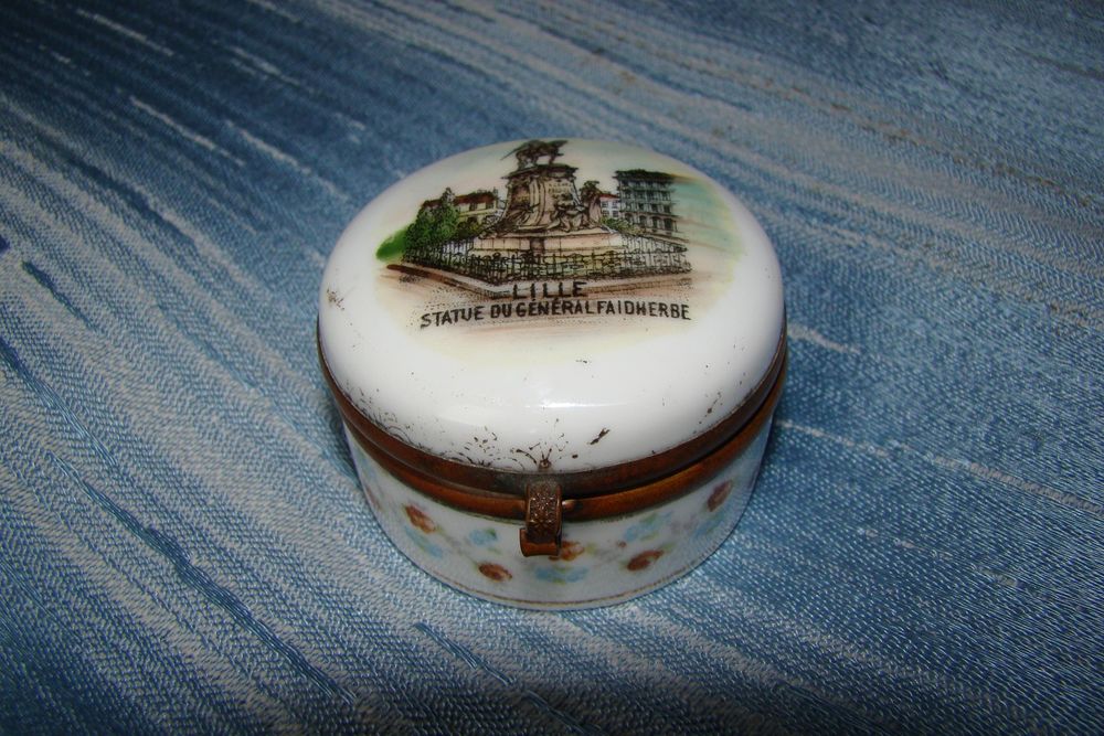 Ancienne bo�te � pilules en porcelaine Lille  Epoque 1920 20 Gargenville (78)