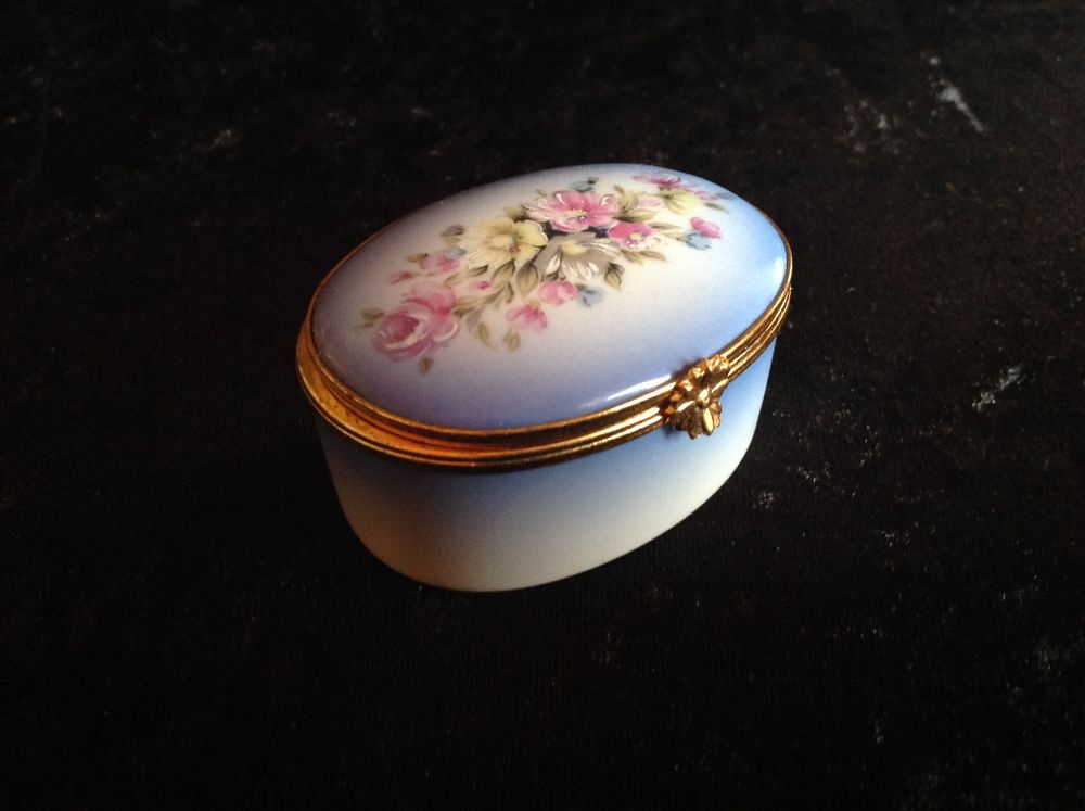 ANCIENNE BOITE A PILULES PORCELAINE LIMOGES Envoi Possible 25 Tr�gunc (29)