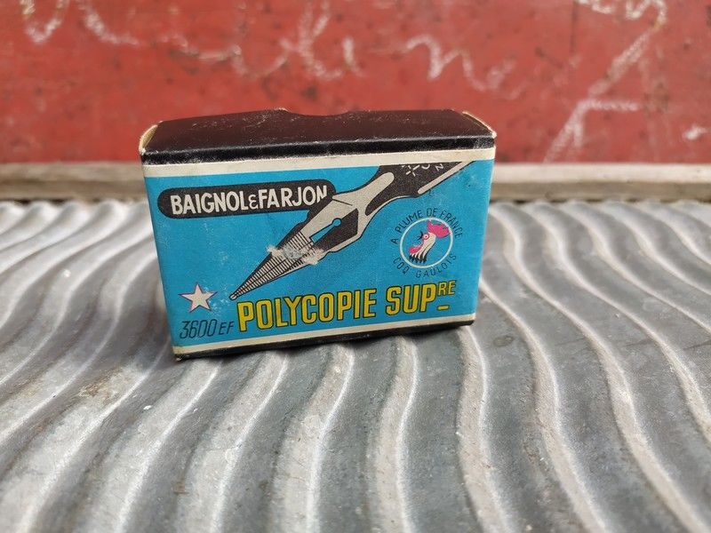 Ancienne Boite de 100 Plumes Baignol & Farjon Polycopie Sup- 22 Loches (37)