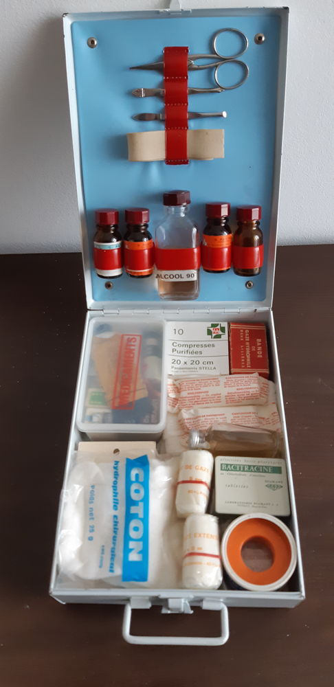 Ancienne bo�te de secours 80 Hy�res (83)