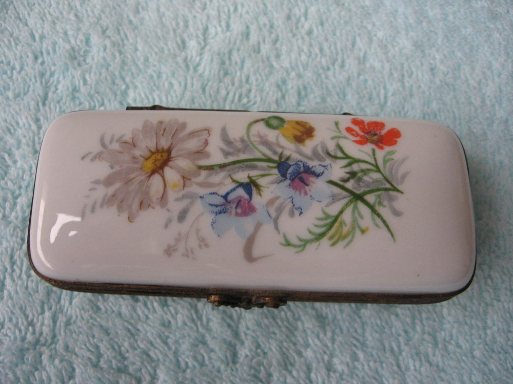ANCIENNE BOITE A TIMBRE PORCELAINE FLEURS 46 Br�tigny-sur-Orge (91)