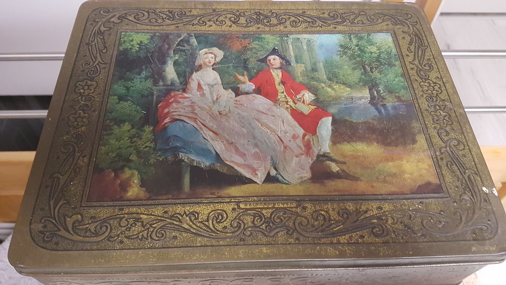 Ancienne bo�te en t�le gauffr�e 10 Auneau (28)