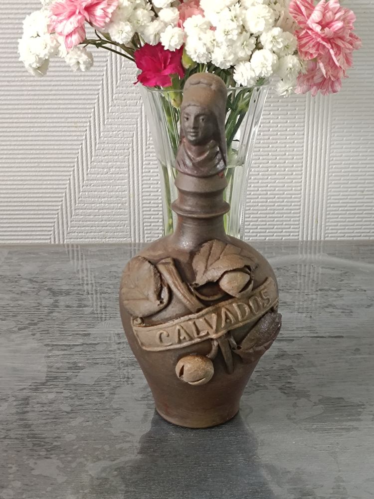 Ancienne bouteille � calvados 
Avec son bouchon 
25 Fougerolles-du-Plessis (53)