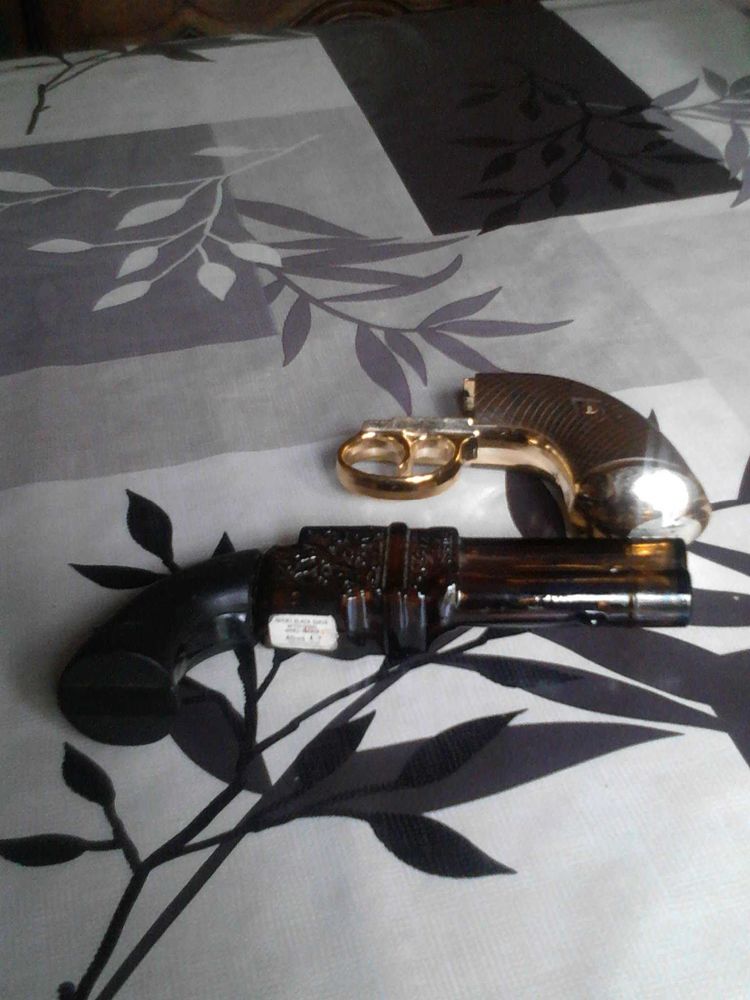 Ancienne bouteille de collection avon en forme de revolver 12 Avermes (03)