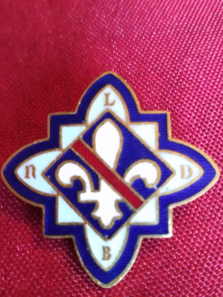 Ancienne broche avec un lys 10 Avermes (03)