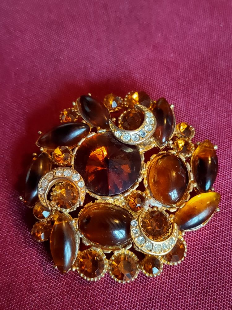 Ancienne broche en m�tal dor� avec perles fines marrons 30 Avermes (03)