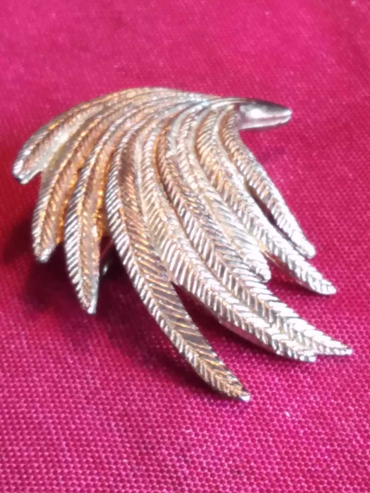 Ancienne broche en m�tal dor� 10 Avermes (03)