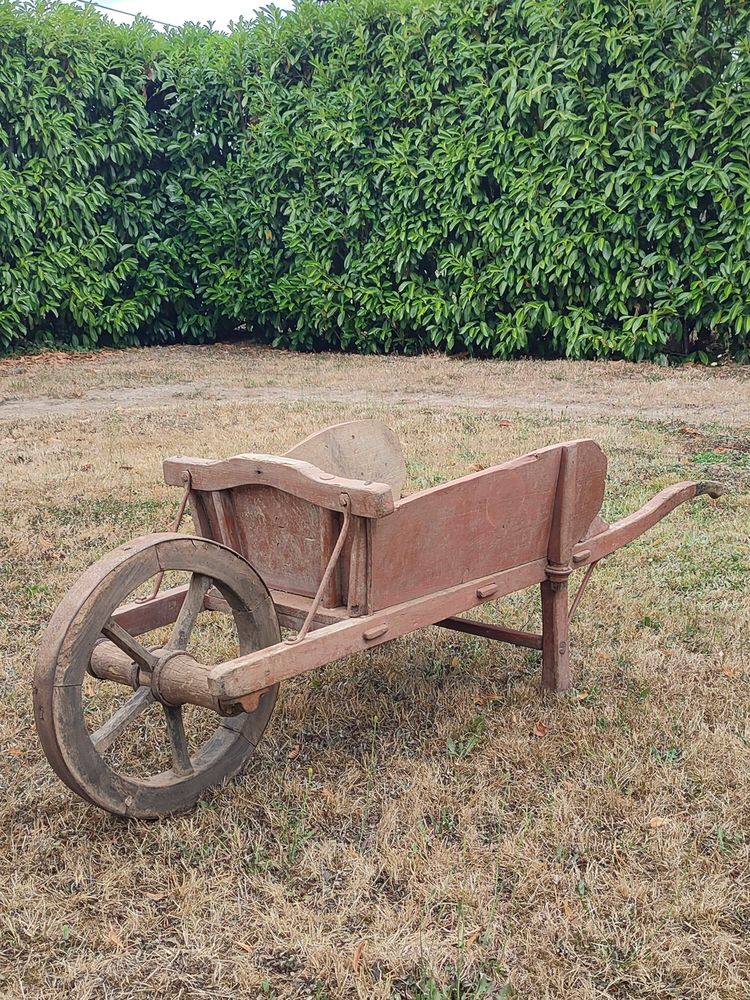 Ancienne brouette en bois 110 Avermes (03)