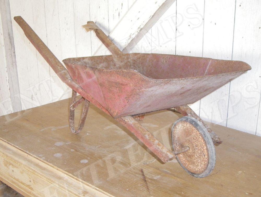 ANCIENNE BROUETTE M�TAL POUR ENFANT 1930 39 Sergines (89)