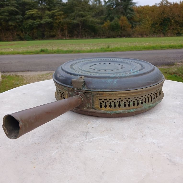 ancienne chaufferette ou bouillotte de lit en cuivre 17 Vendeuvre-du-Poitou (86)