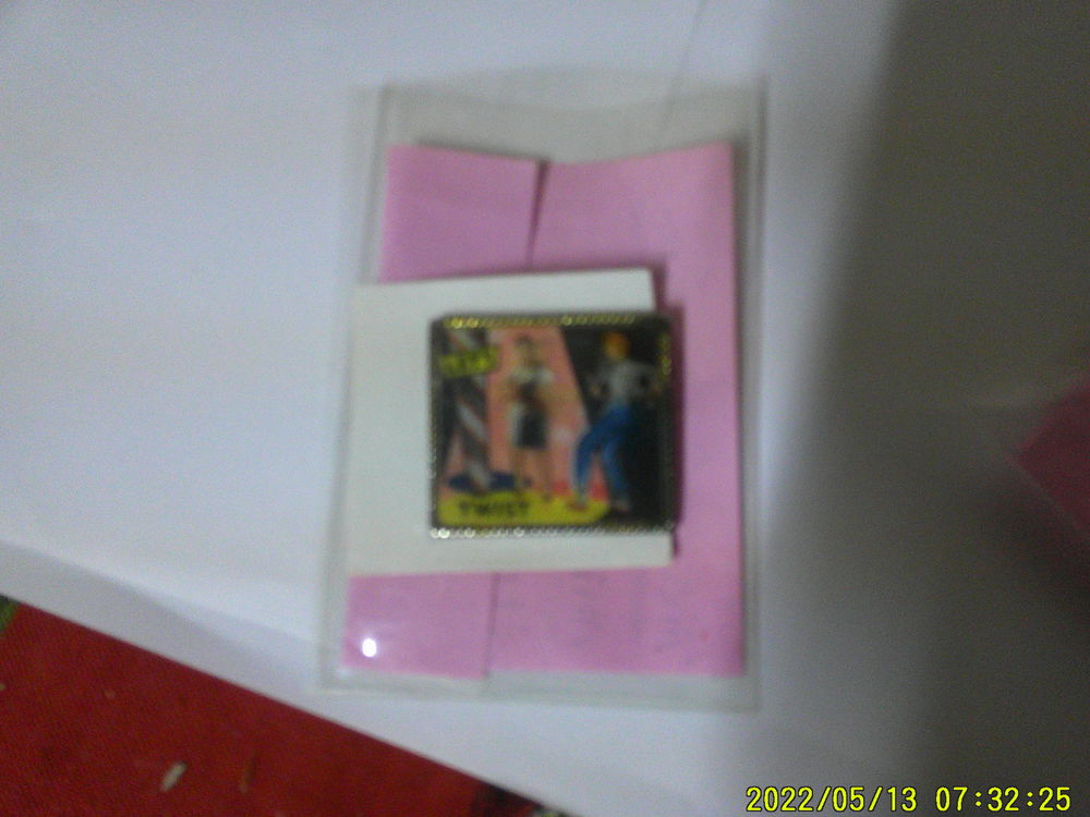 Ancienne  Epinglette ..  anim�e   .  LET'S TWIST .. 10 Nontron (24)