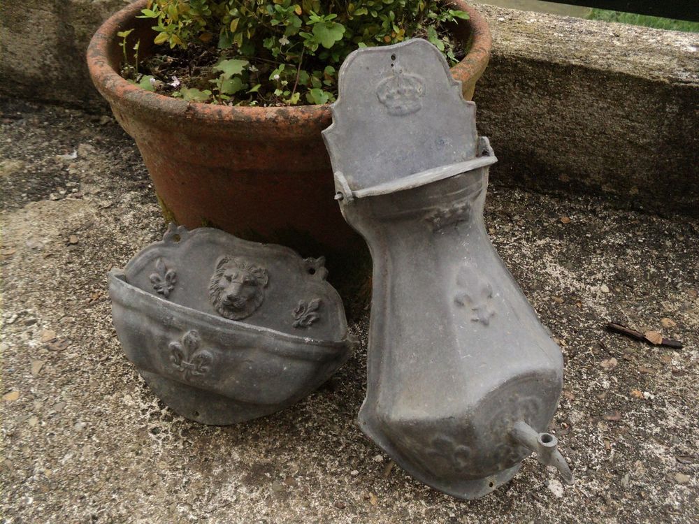 Ancienne Fontaine Plomb  D�cor Lion et Fleurs de Lys 60 Loches (37)