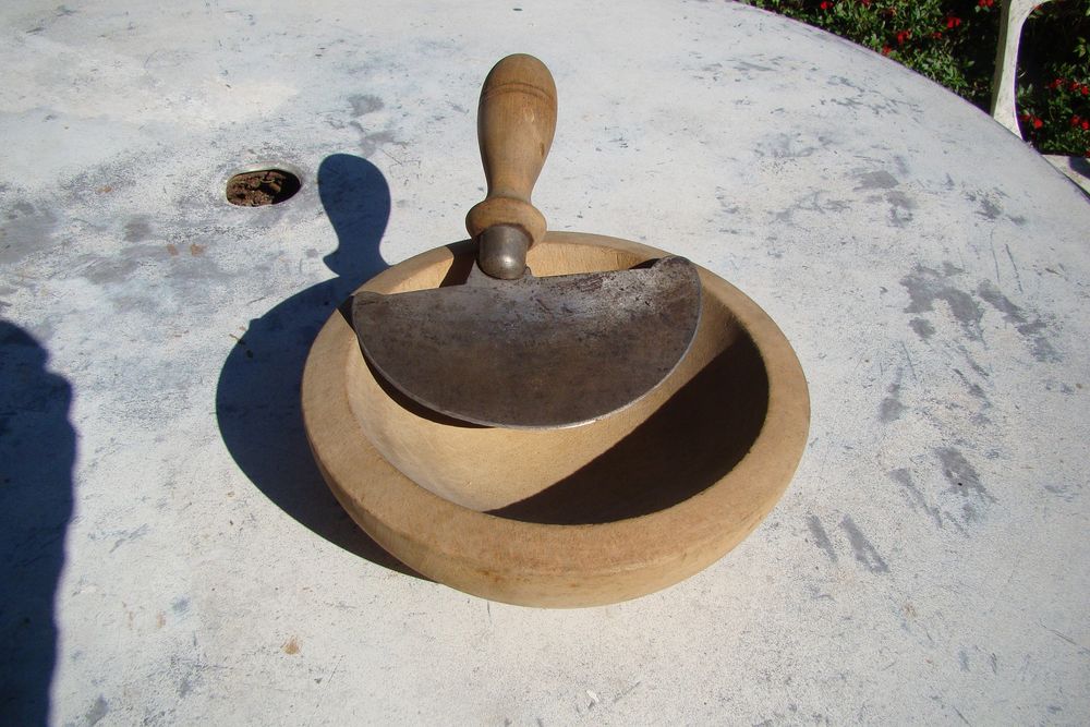 Ancienne hachinette Rival / Bol � persillade 
20 Gargenville (78)