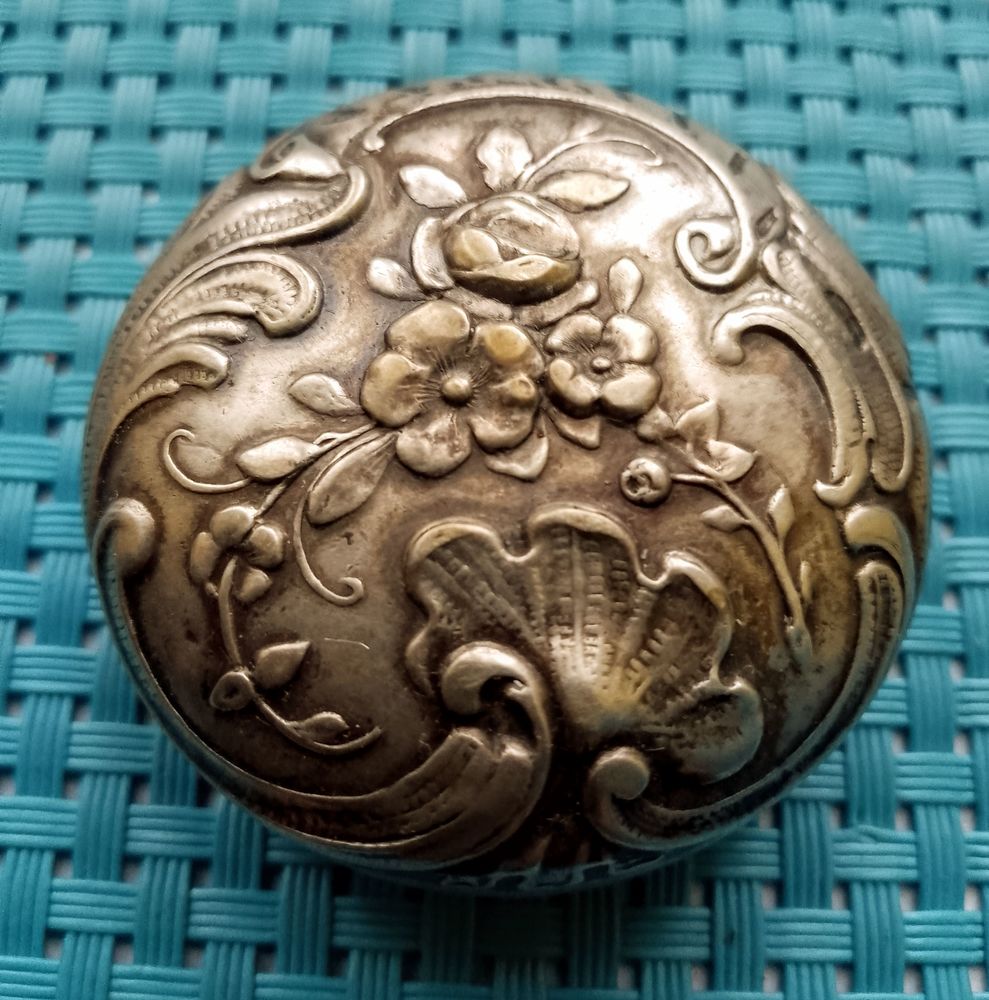 Ancienne jolie bo�te avec motif en argent 50 Parthenay (79)