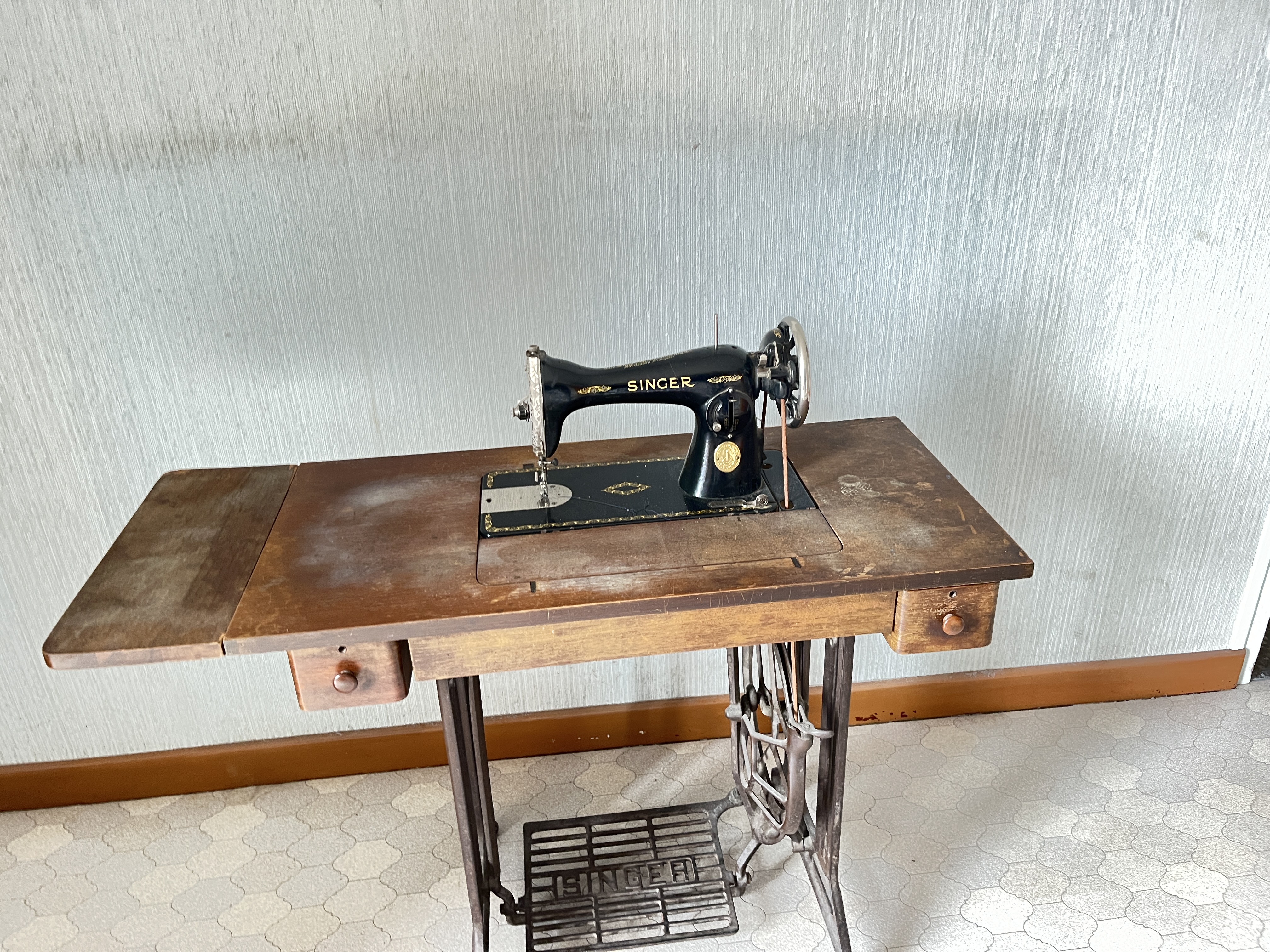 Ancienne machine � coudre Singer 100 Montagny (73)