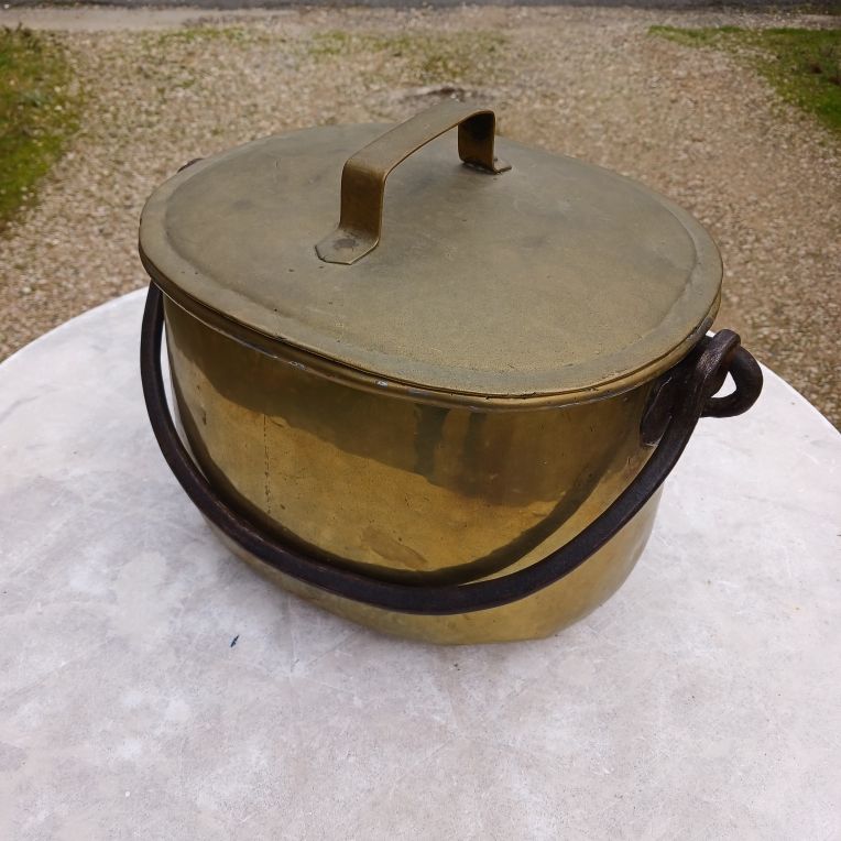 ancienne marmite en laiton massif avec couvercle 67 Vendeuvre-du-Poitou (86)
